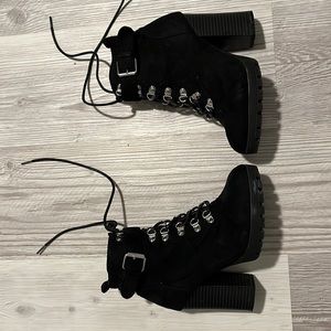 Black boots with heals. Unsure size it’s 5-6. Fit more like 5-5.5